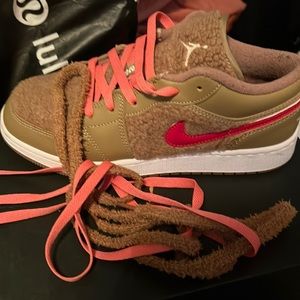 Nike Jorden teddy bear.